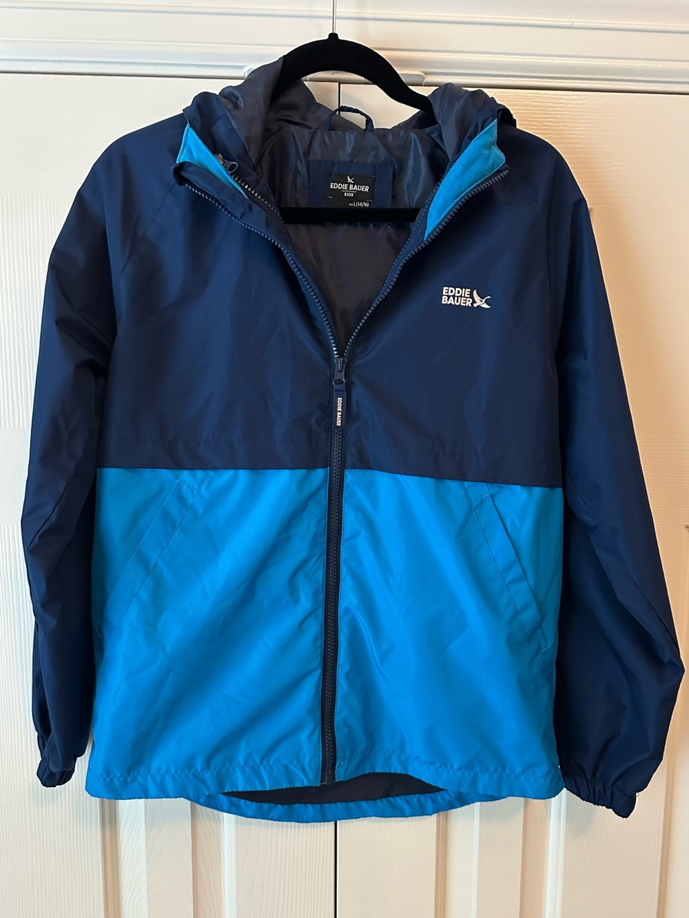 Eddie Bauer Weather Resistant Hooded Jacket
Sz L (14-16)
Very Good Condition